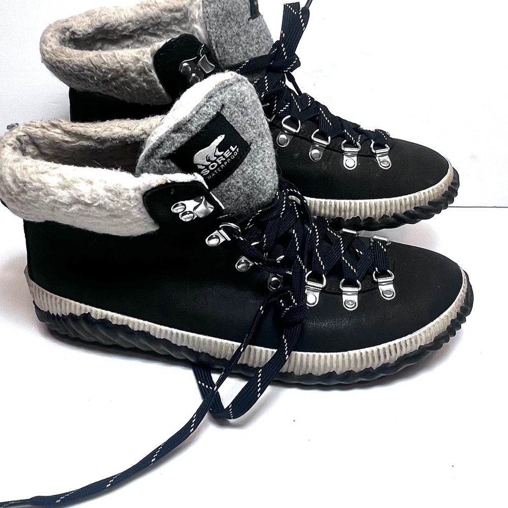 SOREL Out N About Plus Conquest
Boot - sporty boot Size 10.5 good Condition